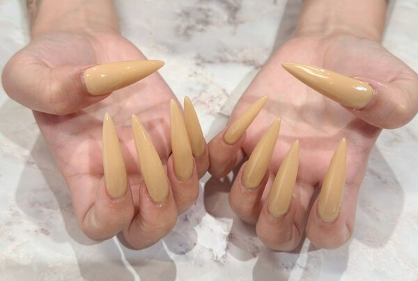 「ハンド ワンカラー＋10本チップ長さだし」落ち着いた色味のワンカラーです。|Nail Salon Linda