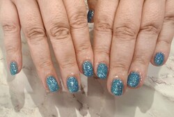 「ハンド ラメ・ワンカラー」ラメのブルーが鮮やかで夏にピッタリなキラキラです！|Nail Salon Linda