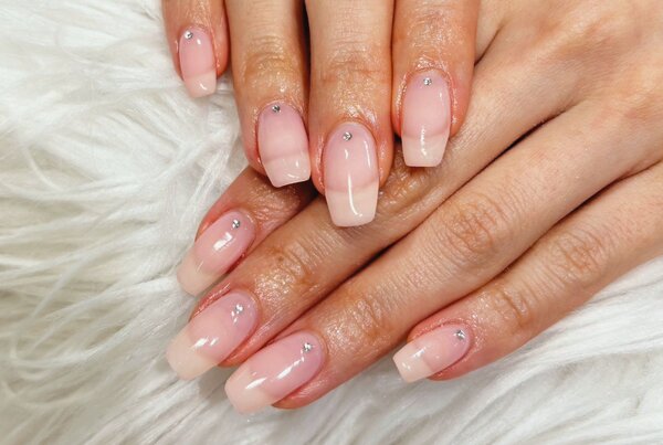 「ハンド ワンカラー」ヌーディーなピンクにパーツのアクセントのシンプルネイル！|Nail Salon Linda