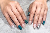 「ハンド 定額デザイン」夏にピッタリのカラーとサロンで人気のラメの組み合わせです！|Nail Salon Linda