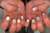 「ハンド ミドルコース」マグネットの上にダイヤのパーツをのせて大人っぽいデザインです！|Nail Salon Linda