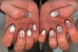 「ハンド ミドルコース」マグネットの上にダイヤのパーツをのせて大人っぽいデザインです！|Nail Salon Linda