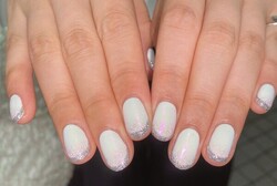 「ハンド ミドルコース」オーロラネイルをベースにラメフレンチでツヤツヤキラキラに！|Nail Salon Linda