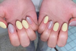 「ハンド ワンカラー」ポイントでラメを入れて非対称な配置にしお洒落な雰囲気です！|Nail Salon Linda