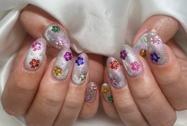 「ハンド ミドルコース」キラキラの上にカラフルなパーツでお花の形にしています|Nail Salon Linda