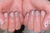 「ハンド 定額デザイン」肌馴染みの良いカラーにポイントでドットやラメが入ります！|Nail Salon Linda