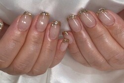 「ハンド ガラスフレンチ」上品かつ華やかな印象になります！|Nail Salon Linda