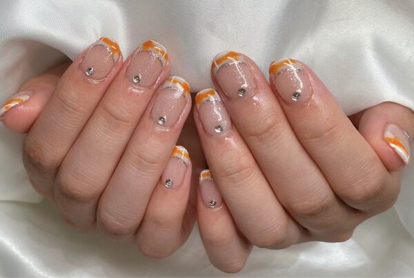 「ハンド ミドルコース」短めでもラメラインを入れてメリハリを！|Nail Salon Linda