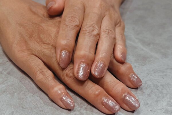 「ハンド  ワンカラー」淡いピンクに細かなラメで、 透明感のあるきれいめな手元に！|Nail Salon Linda