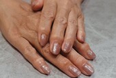 「ハンド  ワンカラー」淡いピンクに細かなラメで、 透明感のあるきれいめな手元に！|Nail Salon Linda