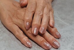 「ハンド  ワンカラー」淡いピンクに細かなラメで、 透明感のあるきれいめな手元に！|Nail Salon Linda