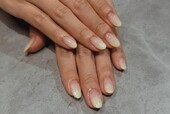 「ハンド  グラデーション」さりげなくラメが入って、手元が明るく見えます！|Nail Salon Linda