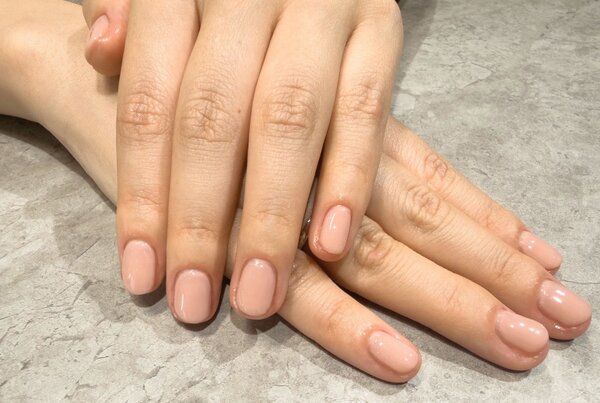 「ハンド ワンカラー」艶ベージュのワンカラーで、手元がすっきり見える大人シンプルな仕上がりです。|Nail Salon Linda