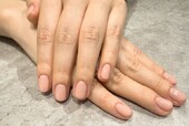 「ハンド ワンカラー」艶ベージュのワンカラーで、手元がすっきり見える大人シンプルな仕上がりです。|Nail Salon Linda
