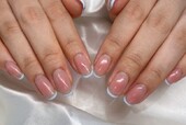 「ハンド ミドルコース 」チークネイルをベースに先端側は、パステルの水色で可愛いお仕上がりに！|Nail Salon Linda