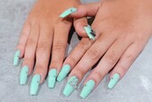 「ハンド ワンカラー＋長さだし10本」ミントグリーンにストーンを合わせた、すっきり華やかなデザイン！|Nail Salon Linda
