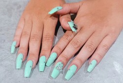 「ハンド ワンカラー＋長さだし10本」ミントグリーンにストーンを合わせた、すっきり華やかなデザイン！|Nail Salon Linda