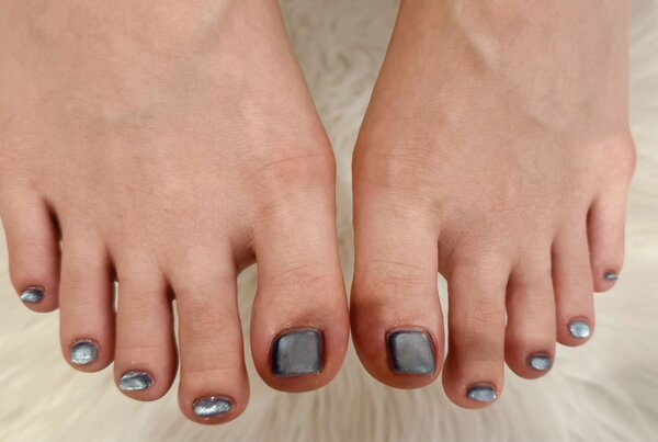 「フット マグネット・ワンカラー」足元、ブルーで夏らしく綺麗に仕上がりました！|Nail Salon Linda