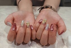「ハンド ライトコース」指先が一気に明るくなるきらめき強めの仕上がりです。|Nail Salon Linda