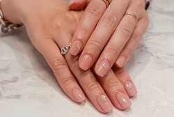 「ハンド 定額デザイン」肌なじみの良いヌードピンクで、自然に手元がきれいに見える仕上がり！|Nail Salon Linda