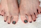 「フット マグネット・ワンカラー」深みカラーに細かなラメを重ねた、大人っぽくきれいに見えるフット！|Nail Salon Linda
