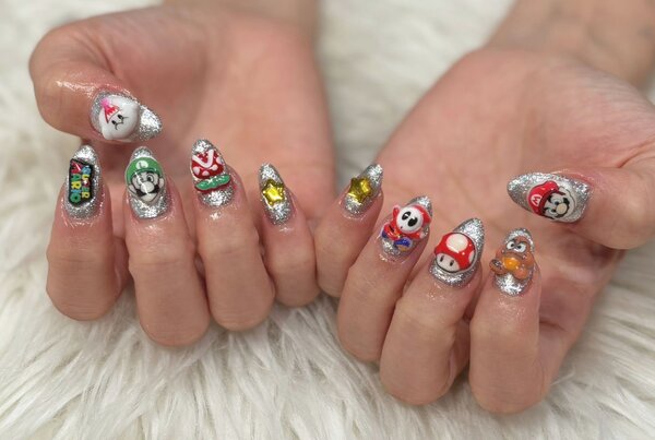 「ハンド ミドルコース」パーツをお持ち込みいただきました！ シルバーのベースでイベントの主役ネイルですね^_^|Nail Salon Linda