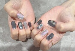 「ハンド  マグネット・ワンカラー」キラキラのフラッシュマグとネイビーが大人ぽい組み合わせの夏ネイル|Nail Salon Linda