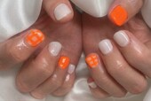 「ハンド 定額デザイン」白とオレンジで夏らしい明るさに！|Nail Salon Linda