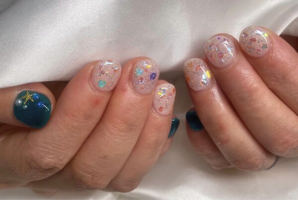 「ハンド 定額デザイン」キラキラ大粒のラメが宝石みたいになります！|Nail Salon Linda