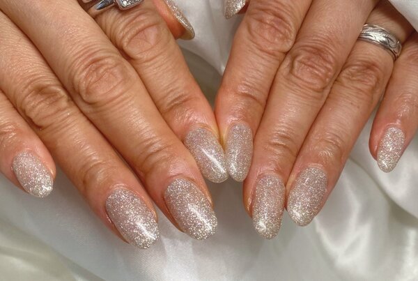 「ハンド フラッシュ・ワンカラー」ギラギラしすぎず、肌馴染みの良いカラーなのでおすすめです！|Nail Salon Linda