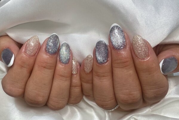 「ハンド ライトコース」水色のフラッシュマグネットが夏らしくてお似合いです♪|Nail Salon Linda