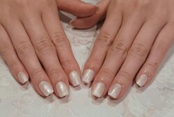 「ハンド ワンカラー」白のラメが清潔感のある仕上がりに。|Nail Salon Linda
