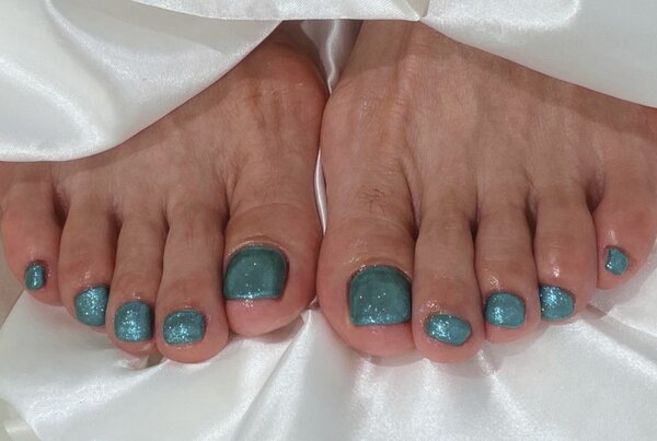 「フット ワンカラーネイル」緑のキラキララメで、とても目立ちます！|Nail Salon Linda