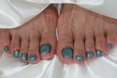 「フット ワンカラーネイル」緑のキラキララメで、とても目立ちます！|Nail Salon Linda