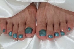 「フット ワンカラーネイル」緑のキラキララメで、とても目立ちます！|Nail Salon Linda