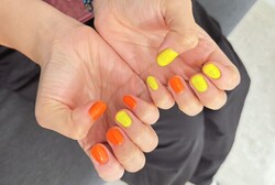 「ハンド ワンカラー」蛍光カラーで夏を満喫カラーです！ 2色まで同一料金でご案内できます^_^|Nail Salon Linda