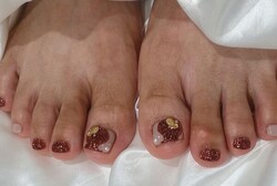 「フット ライトコース」夏らしいパーツやラメでお洒落になります！|Nail Salon Linda