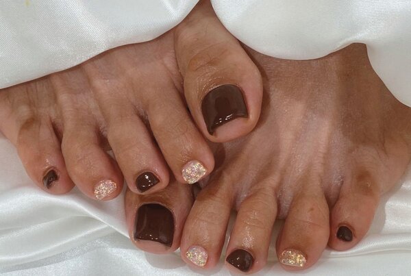 「フットワンカラー」ラメと深みあるカラーの組み合わせはとても綺麗です！|Nail Salon Linda
