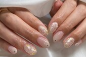 「フット ミドルコース」シェルを使ったニュアンスデザインでほんのり夏らしさを取り入れています！|Nail Salon Linda
