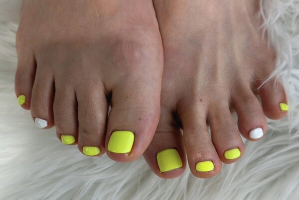 「フット ワンカラー」ネオンイエローが映える、夏らしいペディ。 2色までお選びいただけます|Nail Salon Linda