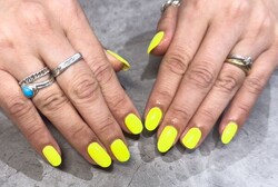 「ハンド ワンカラー 鮮やかなワンカラーで手元がぱっと明るくなるデザイン。 シンプルでも存在感があります！|Nail Salon Linda