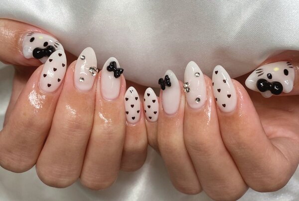 「ハンド ミドルコース」白黒カラーで親指がポイントです♪|Nail Salon Linda