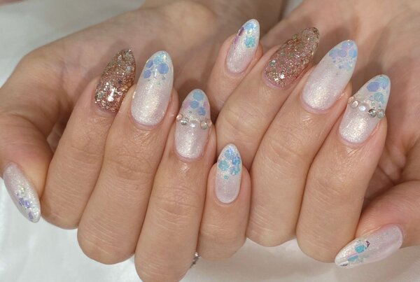 「ハンド 定額デザイン」ラメ入りの白で夏らしくなります！|Nail Salon Linda
