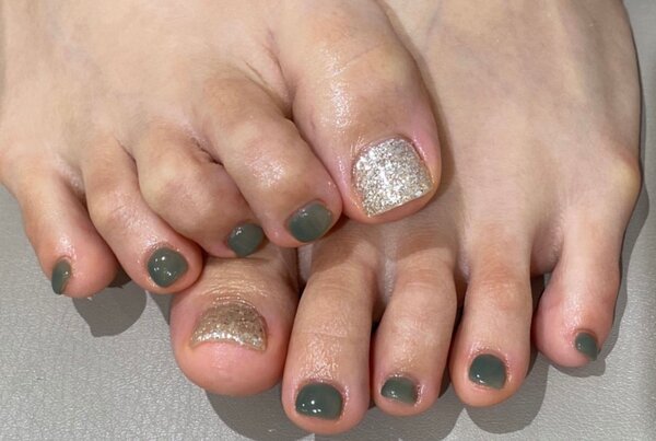 「フット ワンカラー」親指のラメがアクセントです！|Nail Salon Linda