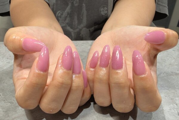 「ハンド ワンカラー」シンプルだけど存在感があって、どんなスタイルにも合わせやすいデザイン。|Nail Salon Linda