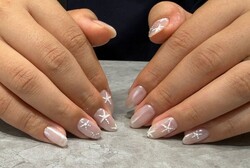 「ハンド ミドルコース」お持ち込みデザイン ふわっとしたトーンで手元をきれいに。 さりげないアートが光に当たると可愛い|Nail Salon Linda