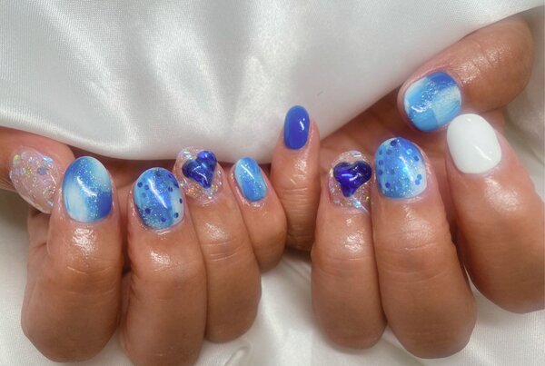 「ハンド ミドルコース」青と白をベースとした夏らしさ全開ネイルです！|Nail Salon Linda