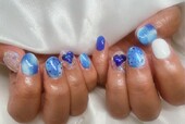 「ハンド ミドルコース」青と白をベースとした夏らしさ全開ネイルです！|Nail Salon Linda