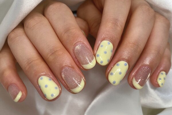 「ハンド ミドルコース」パステルの黄色と水色でドットが可愛らしくなります！|Nail Salon Linda