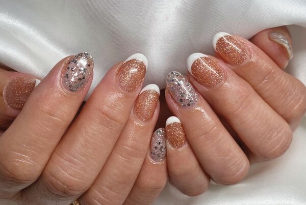 「ハンド ミドルコース」夏らしいオレンジと白の組み合わせがとてもかわいいです♪|Nail Salon Linda